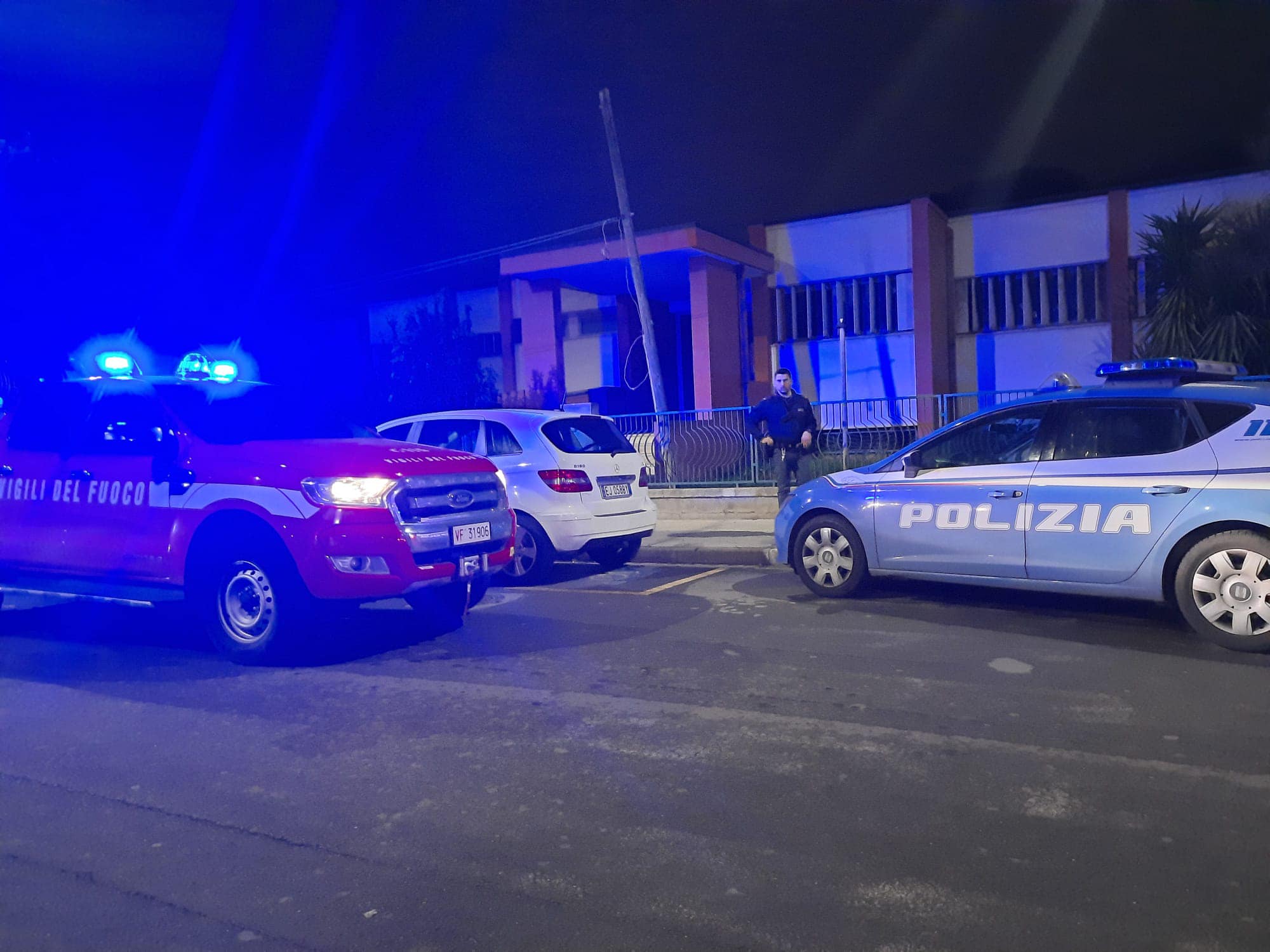 Quartu, ennesimo incendio doloso in via Boito: “L’ex asilo è terra di nessuno”