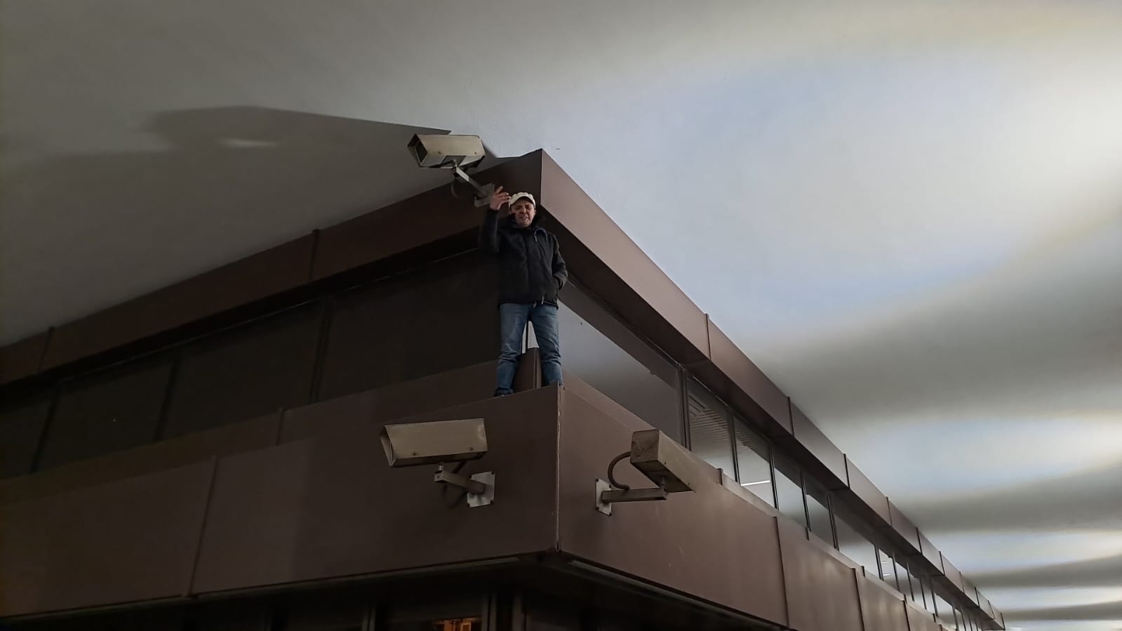 Ricciai, tensione massima in via Roma: Lino Depau minaccia di buttarsi dal cornicione (VIDEO)