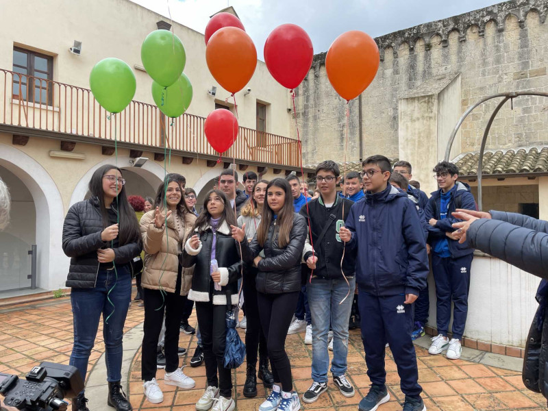 A Quartu gli studenti lanciano centinaia di palloncini: “No alla pena di morte”