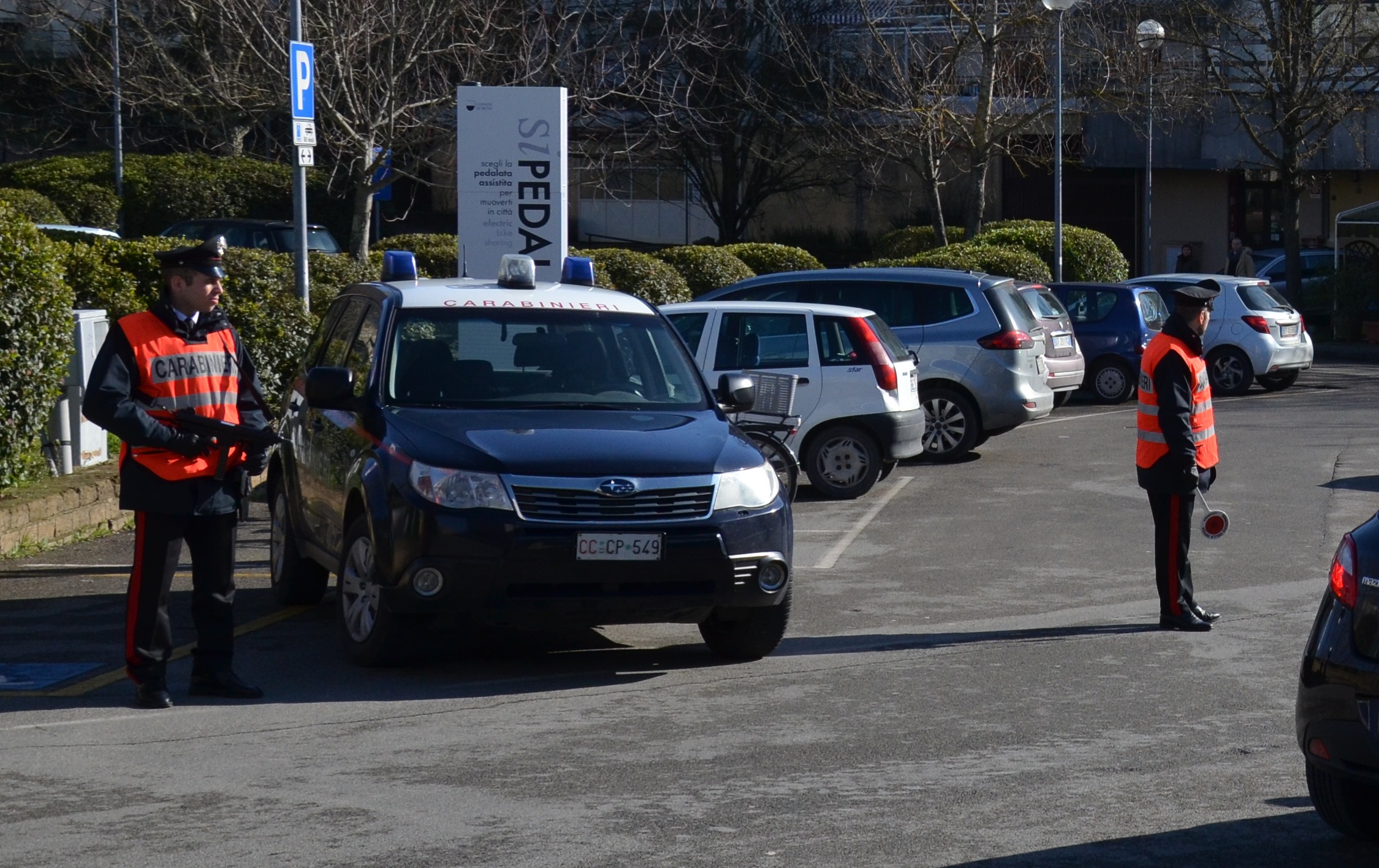 Paura a Carbonia, pensionata travolta da un’auto sulle strisce pedonali