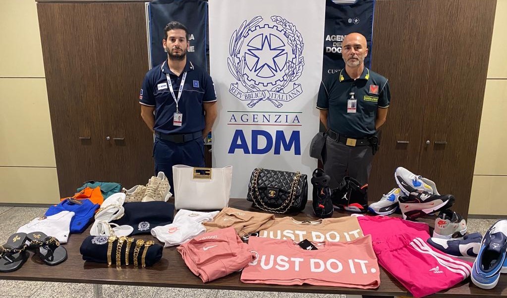 Sequestro di capi contraffatti all’aeroporto di Elmas, denunciata una senegalese