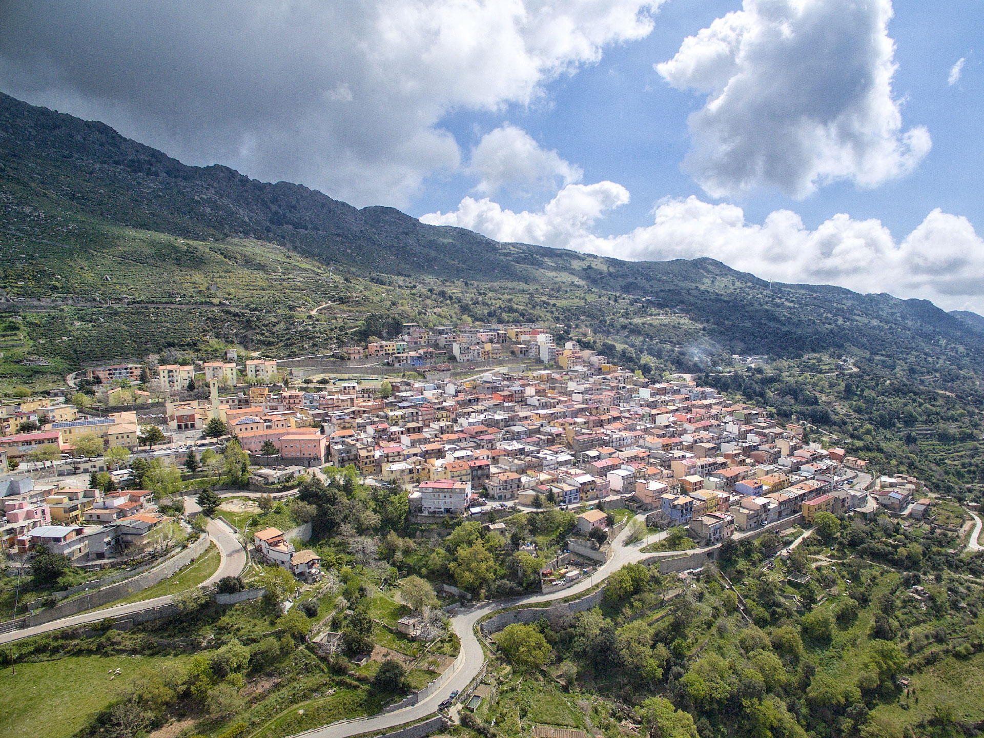 Tragedia a Gairo, uomo schiacciato da un cancello: addio a Bruno Scattu