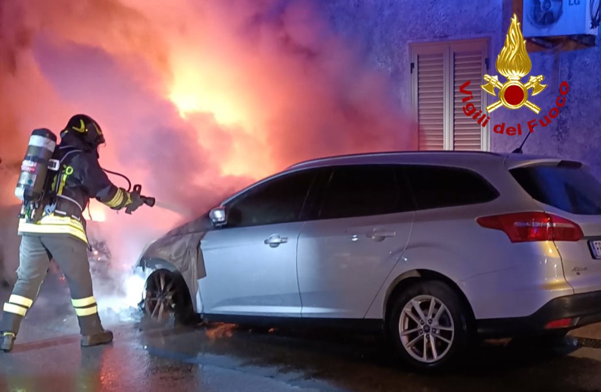 Attentato a Siniscola, auto in fiamme: i malviventi tentano di bruciare anche un portone