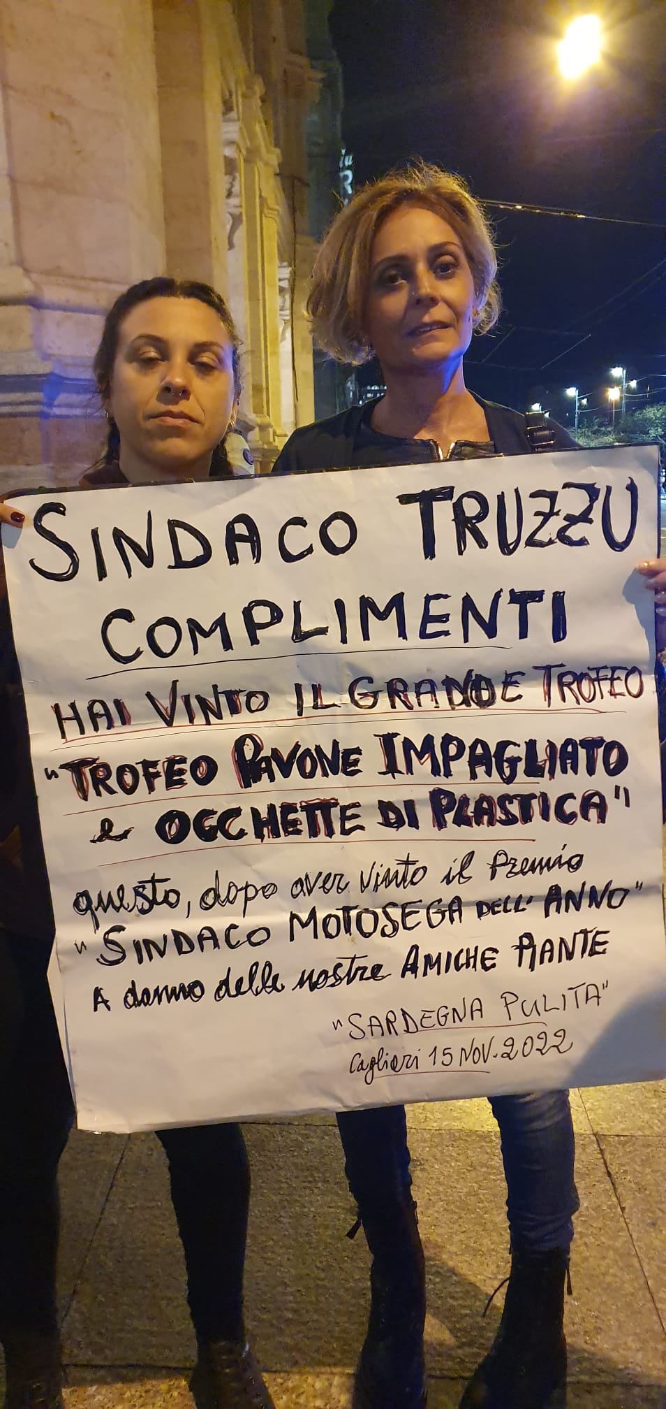 Cagliari, aviaria e strage di animali a Monte Urpinu: «A Truzzu il premio “pavone impagliato”»