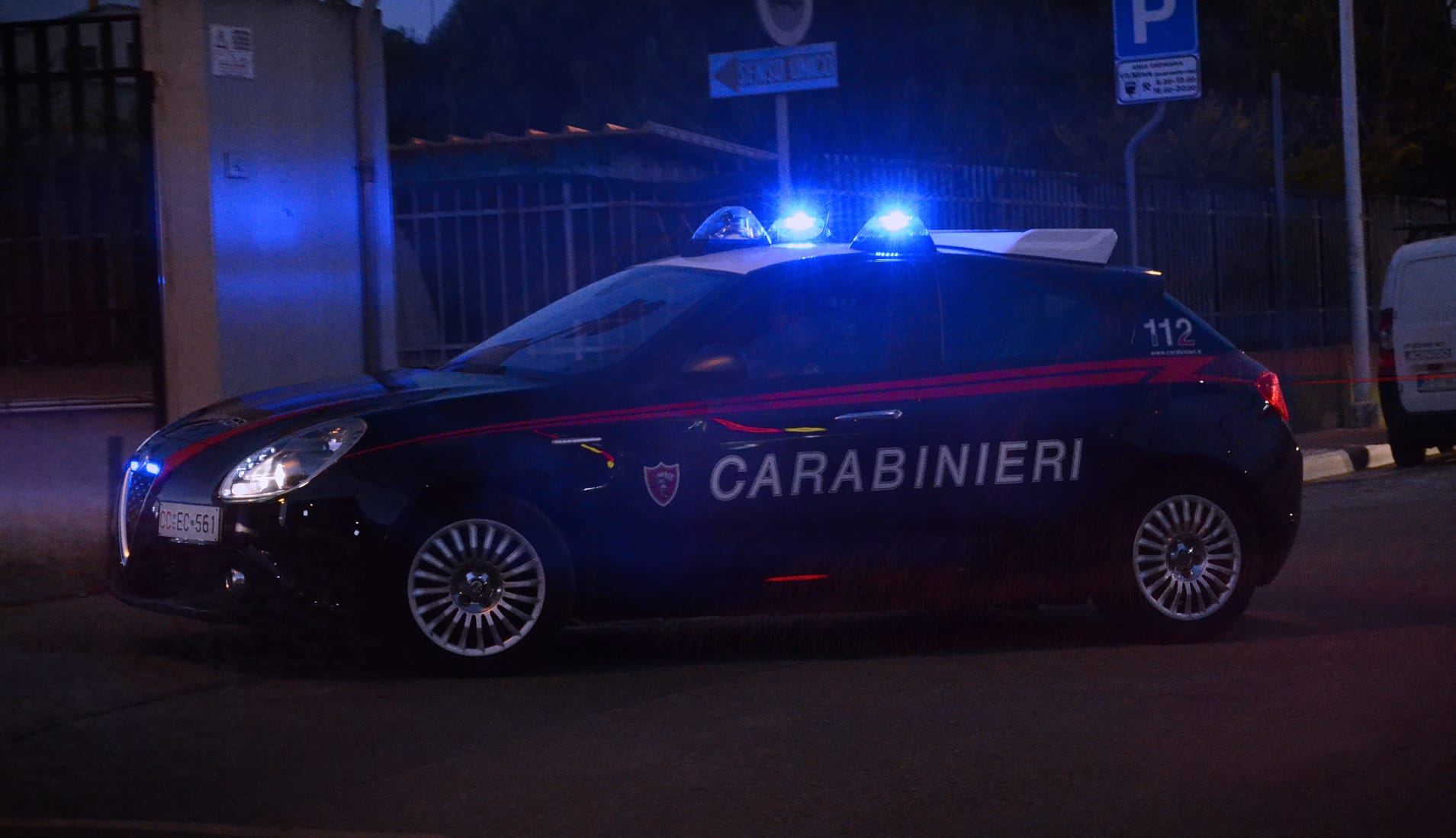 Cagliari, 3 ubriachi sbagliano appartamento e tentano di sfondare la porta: notte di paura per una 40enne in via Garibaldi