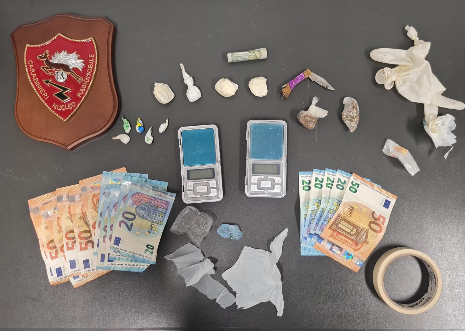 Marijuana, coca e soldi: pusher 46enne finisce in manette a Gonnesa