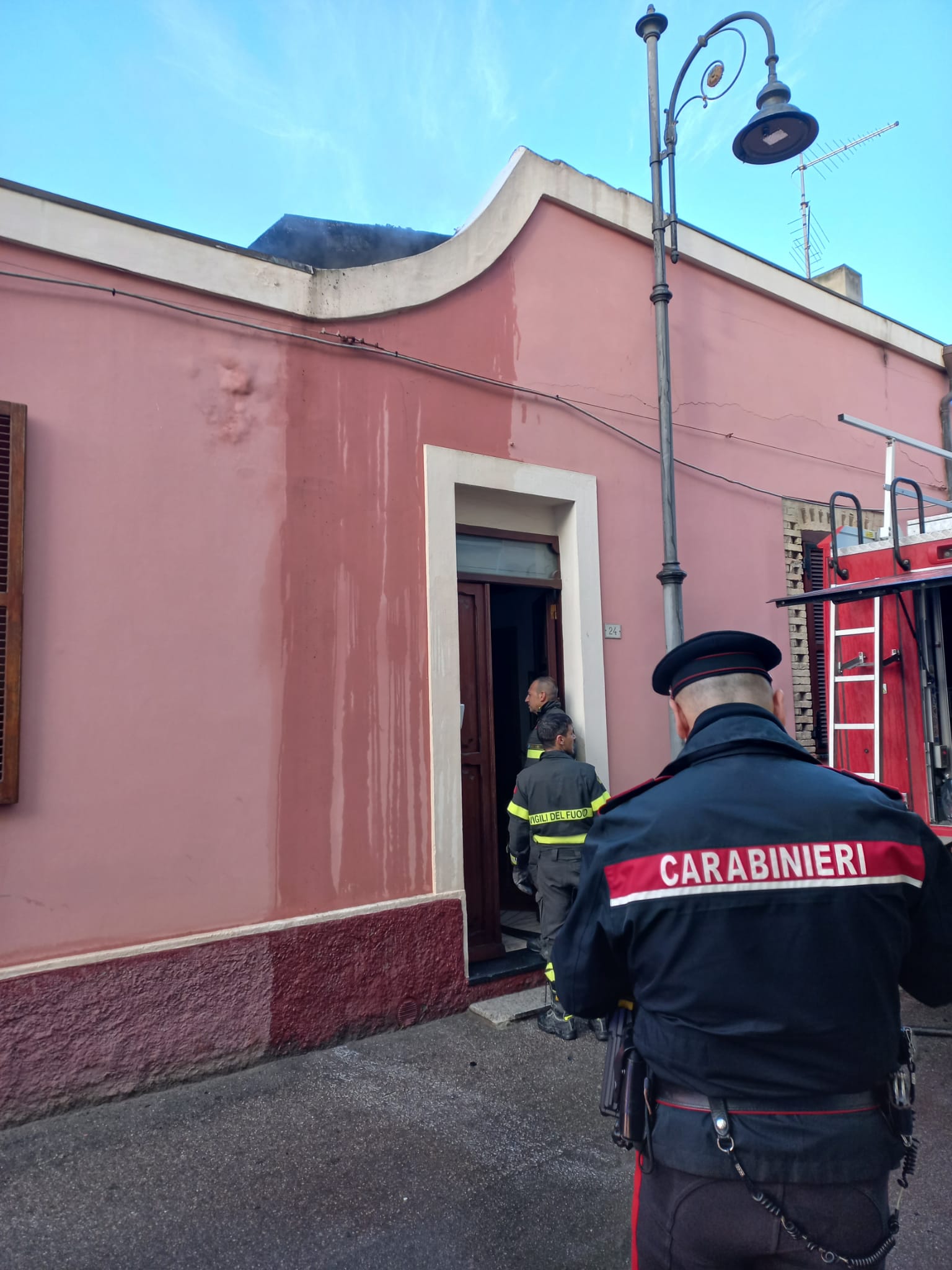 Paura a Quartu, fiamme in casa di una 77enne: intervento in corso