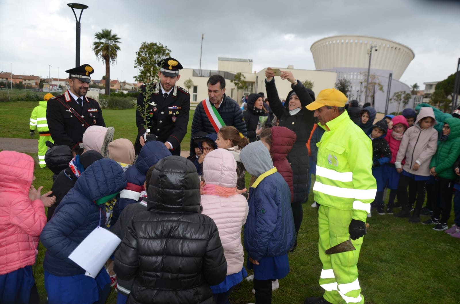 I Carabinieri Forestali donano l’Albero di Falcone agli alunni di Carbonia