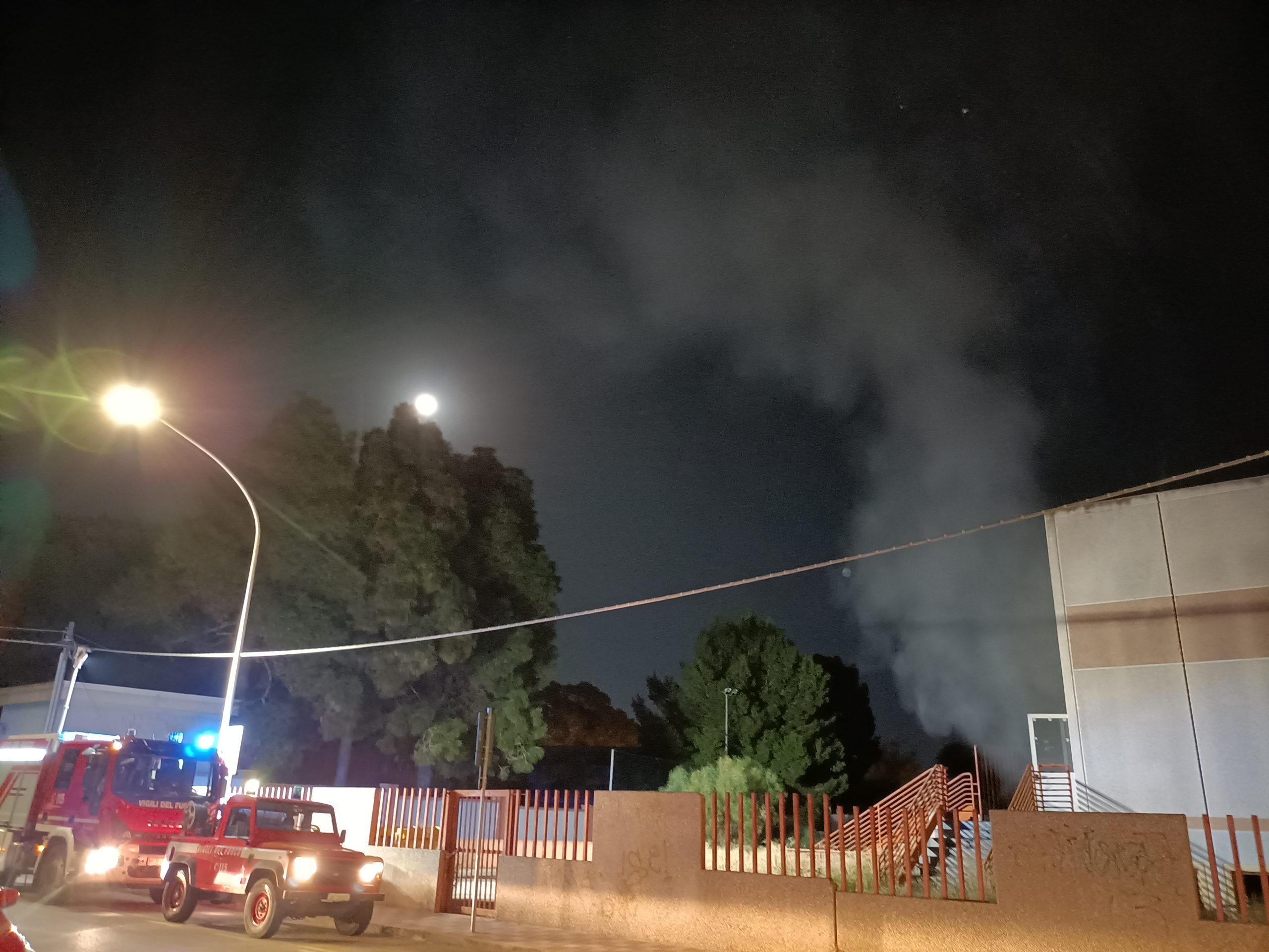 Cagliari, incendio nella palestra di via degli Stendardi: è il settimo