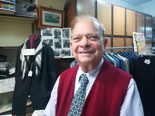 Cagliari, è morto lo storico sarto e pilastro del Carnevale stampacino: addio a Vittorio D’Angelo