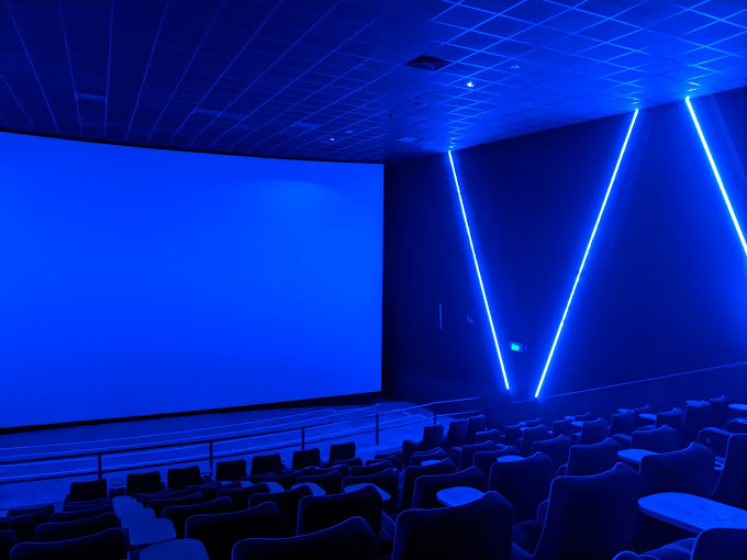 Follia al cinema, invitato ad alzarsi picchia il possessore del biglietto: nei guai 42enne cagliaritano