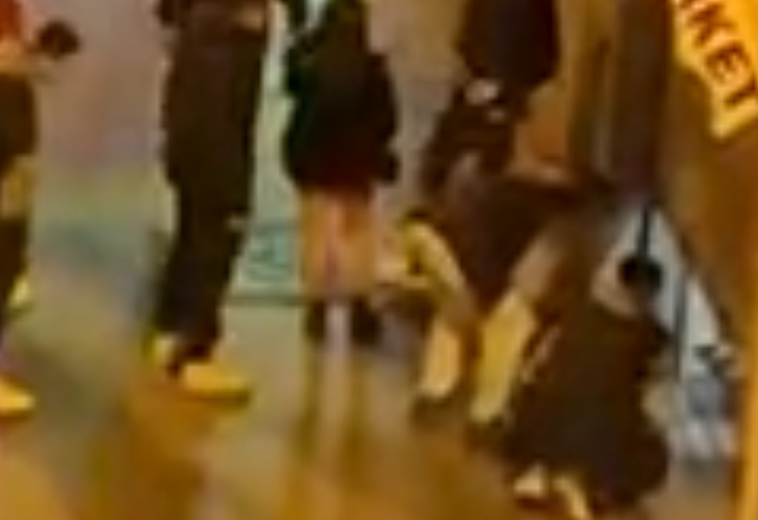 Cagliari, alcol abusivo alla Marina venduto col trucco della serranda abbassata a metà (VIDEO)