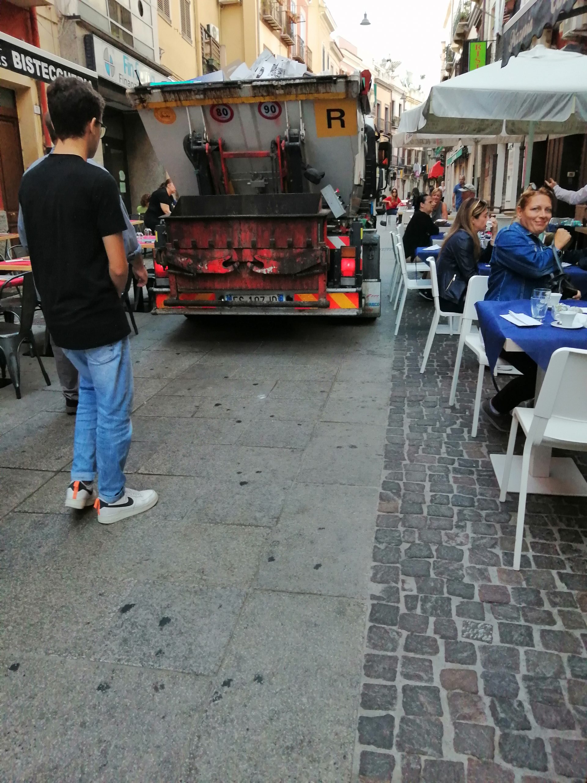 Incredibile a Cagliari, camion della spazzatura in azione fra i tavolini all’ora di pranzo