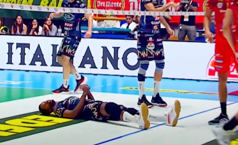 Cagliari, terrore durante la finale di Supercoppa di volley: giocatore cade e resta immobile