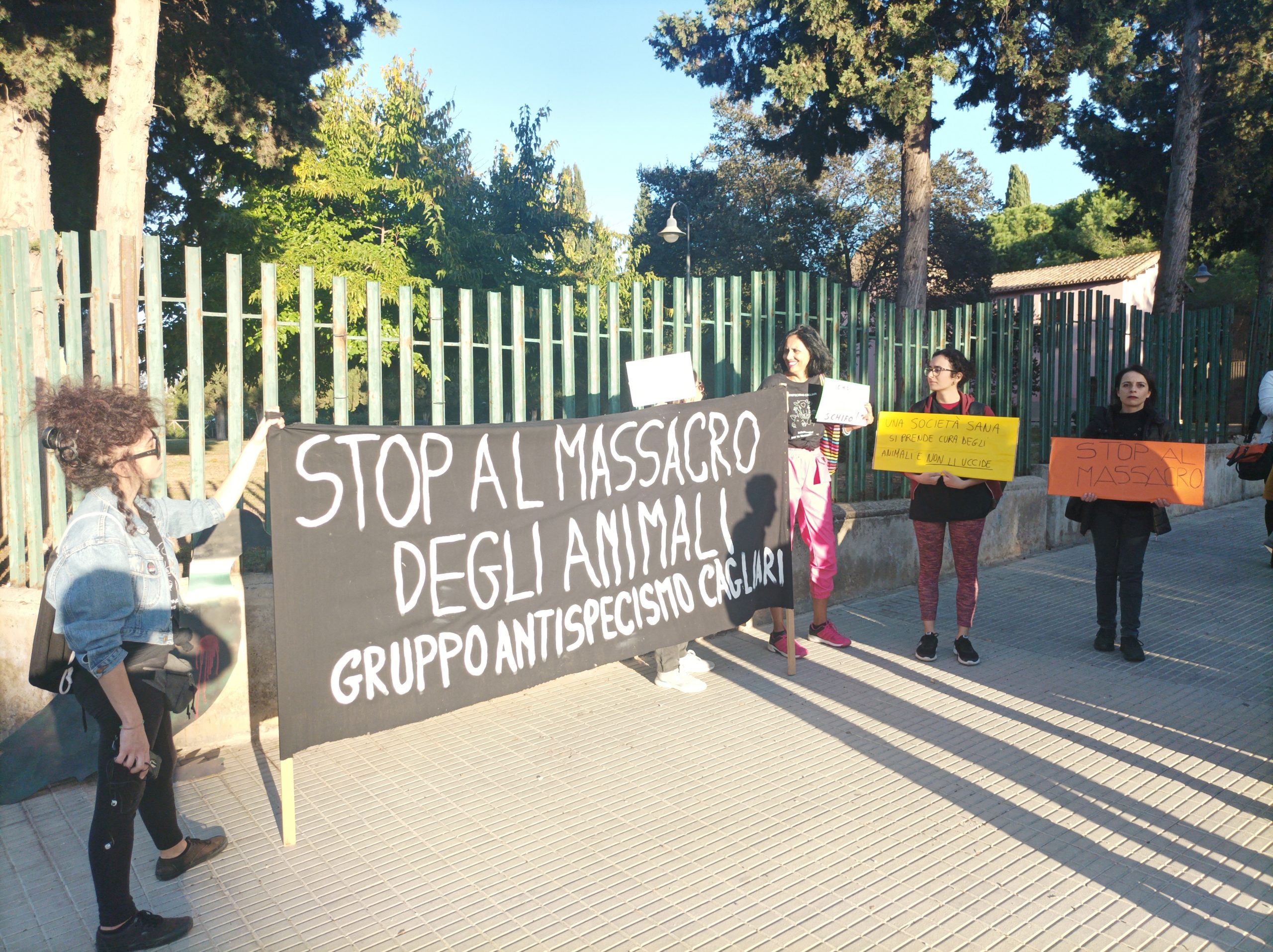Cagliari, manifestazione e rabbia davanti a Monte Urpinu: “Stop alla mattanza di pavoni e oche, curateli invece”
