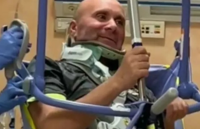 Paraplegico dopo un incidente, sos per un papà sardo: “Servono 100mila euro per le cure”