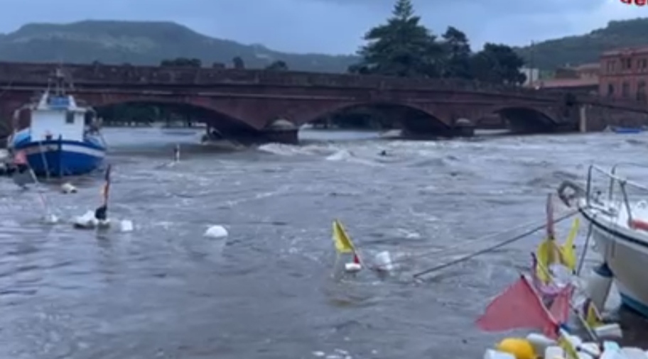 Il Temo esonda, danni ingenti a Bosa: sei anziani salvati dai vigili del fuoco