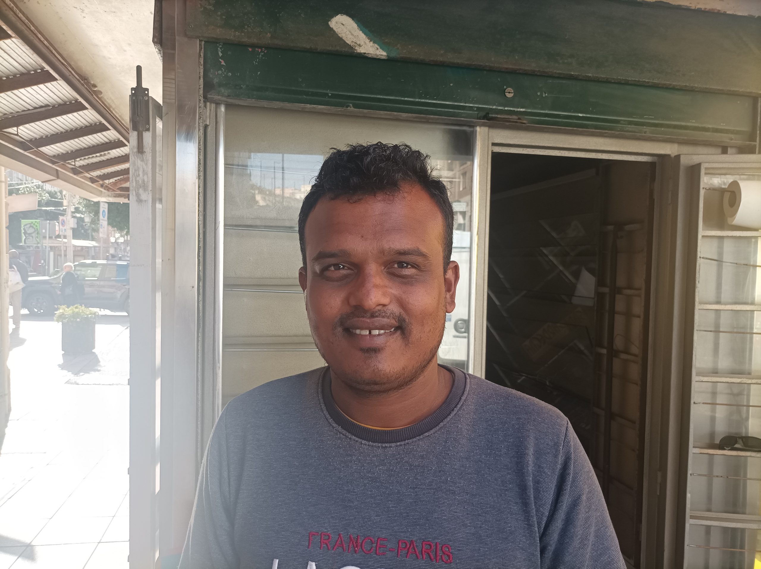 Cagliari, la storica edicola di Stampace a un bengalese: “Venderò anche custodie per cellulari e souvenir”