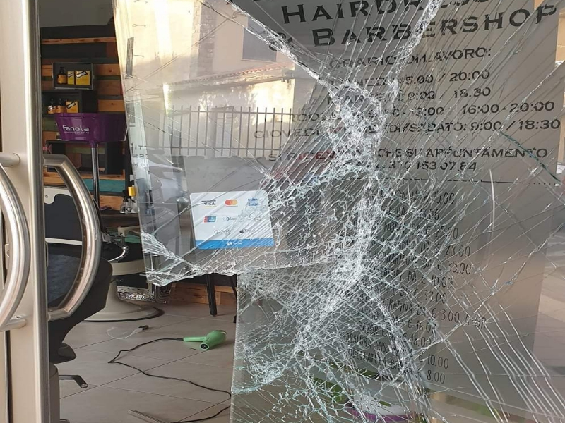 Sestu, svaligiato il salone di una parrucchiera: “Hanno rubato anche una piastra e il pc”