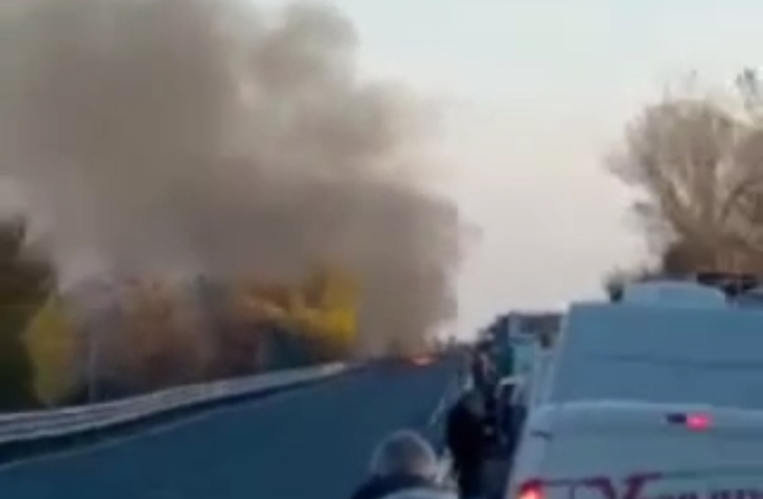 Assalto al portavalori sulla 131, sparatoria e auto in fiamme: ci sono feriti -VIDEO