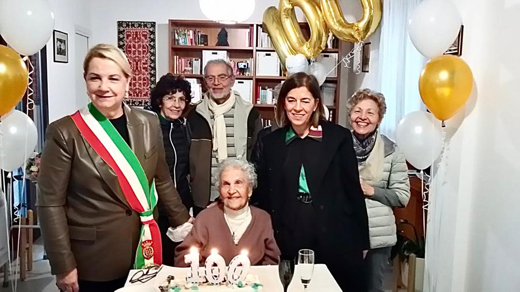 Auguri alla nonnina di Cagliari, Antonia Picciau compie cento anni