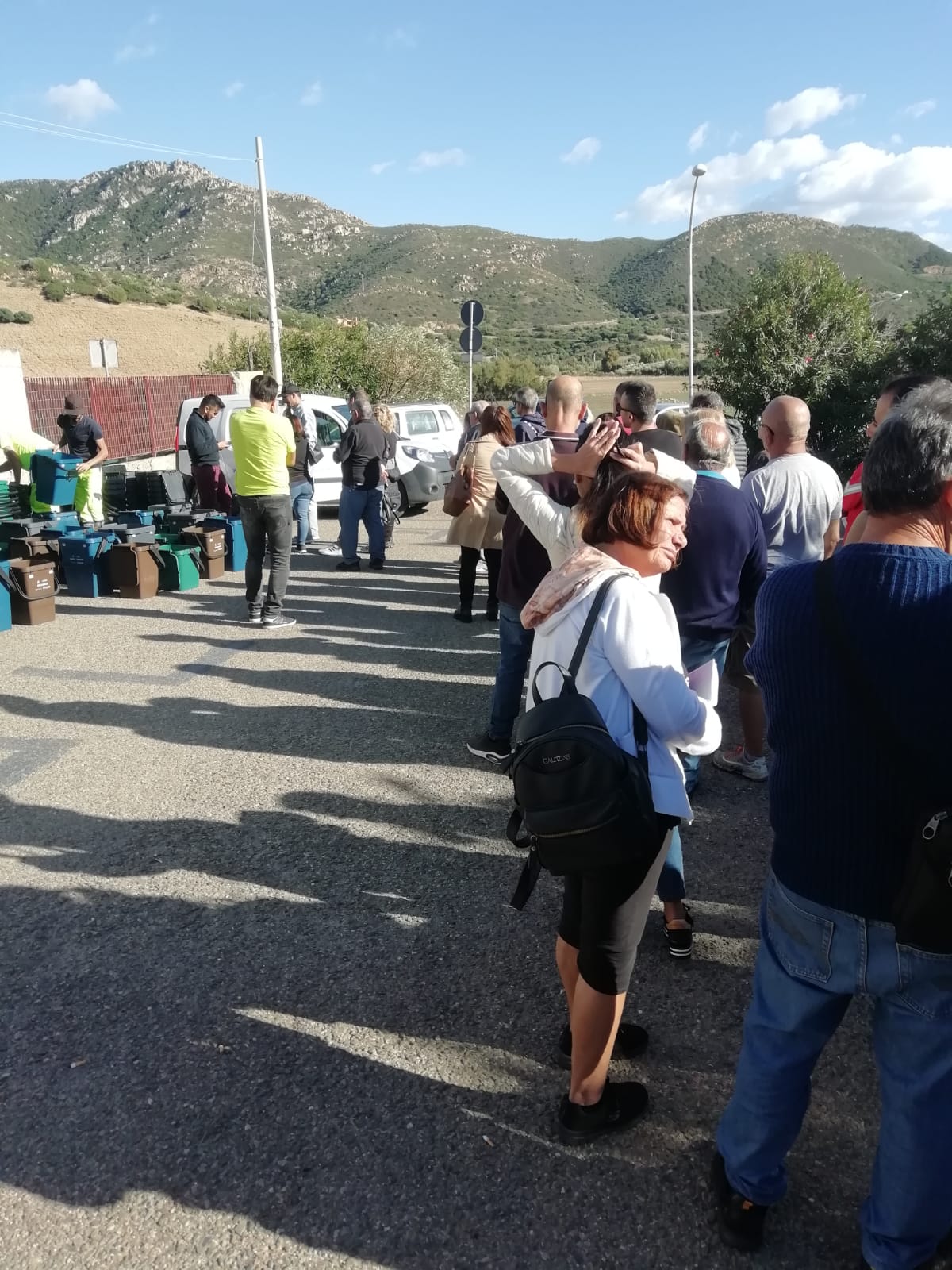 Caos rifiuti a Solanas, ore in strada sognando la differenziata: “Ma qual è il mio mastello?”