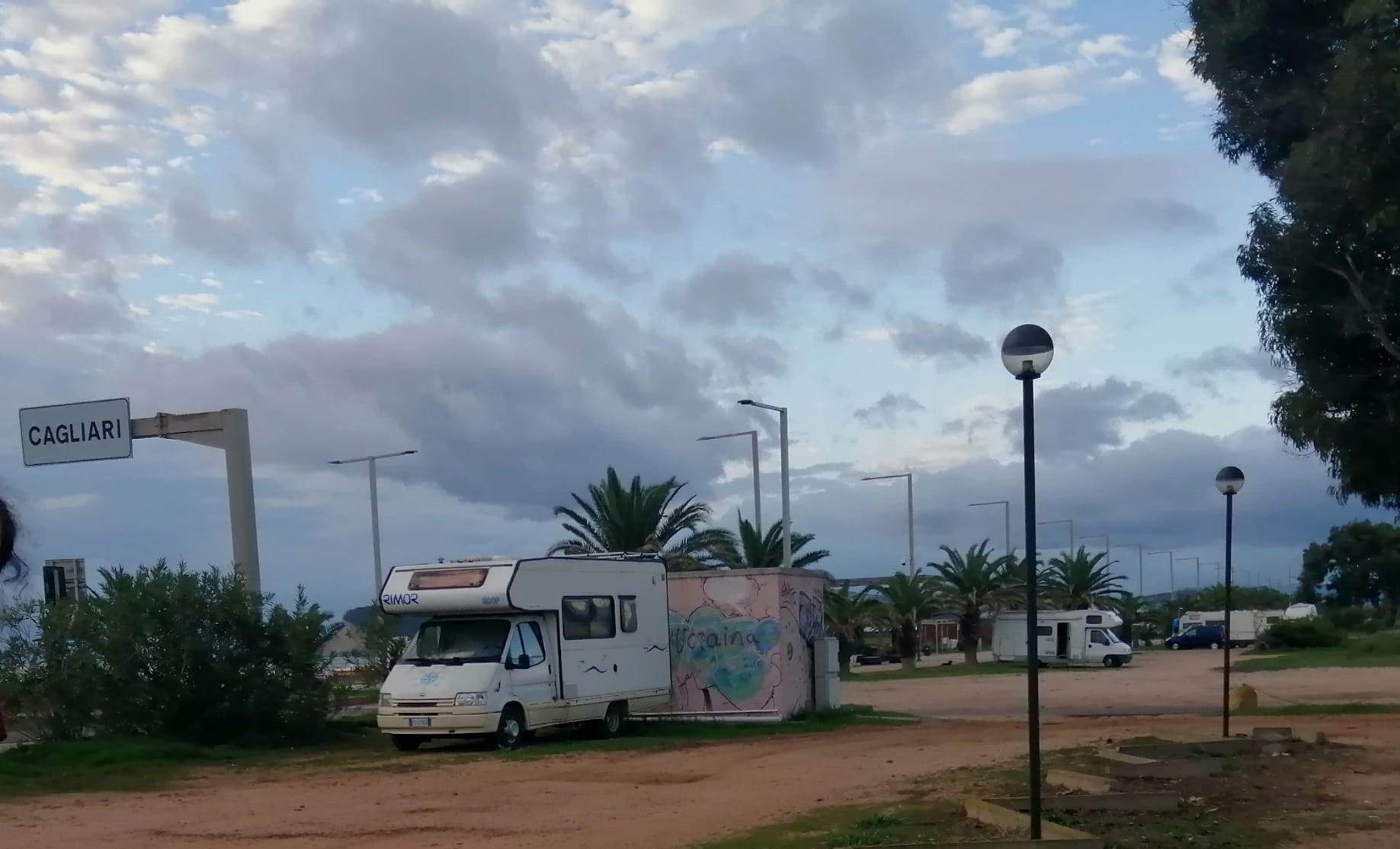 “Degrado, soste abusive di camper e gatti sbranati al Poetto. A quando un intervento?”