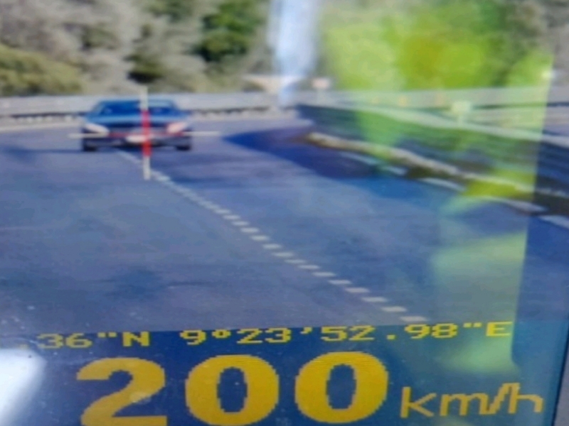 Follia sulla 131 Dcn, sfreccia in auto a 200 chilometri orari: 51enne nei guai