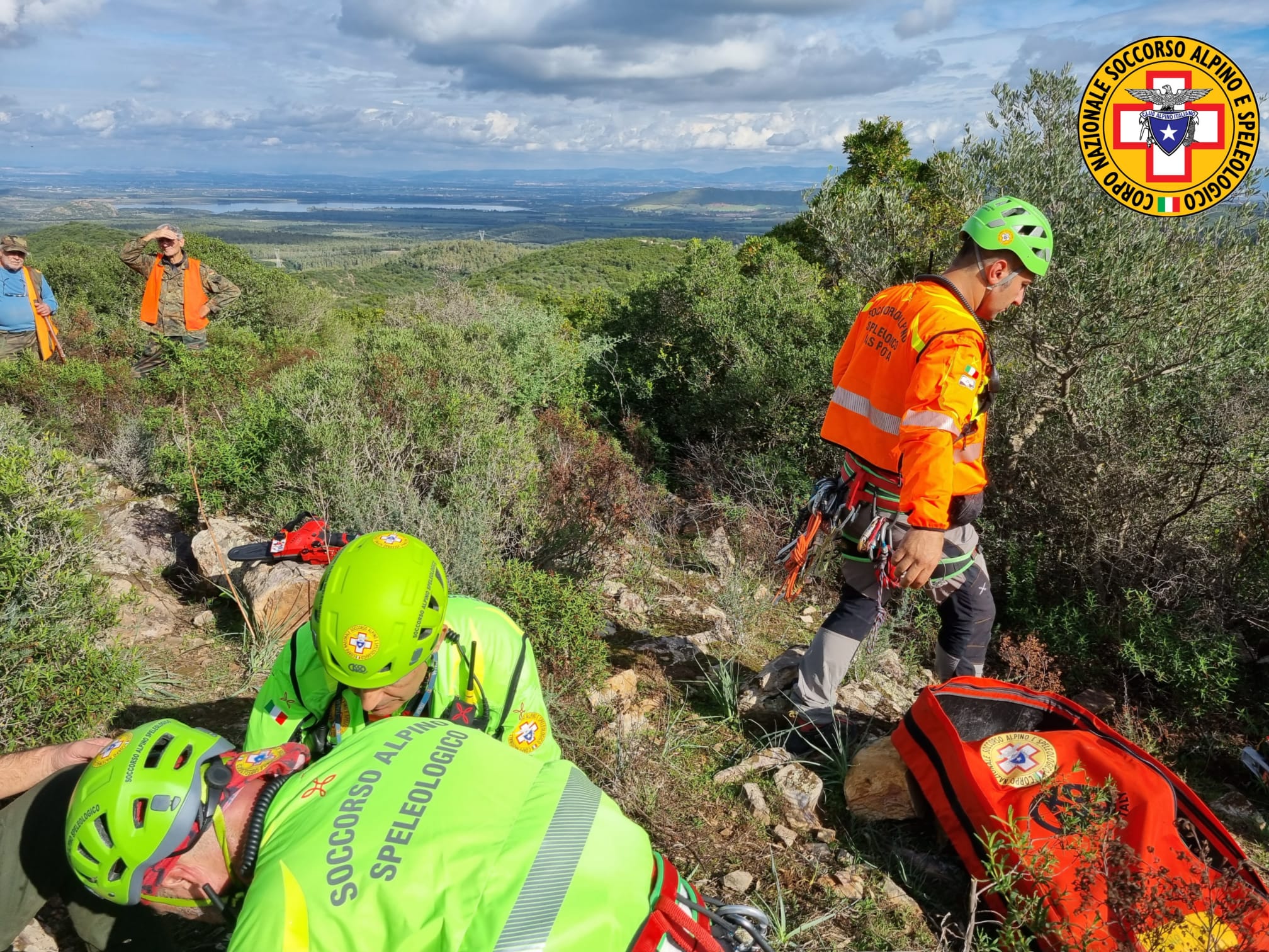 Siliqua, cacciatore cagliaritano si rompe una gamba in una zona impervia: il Soccorso Alpino lo recupera in barella