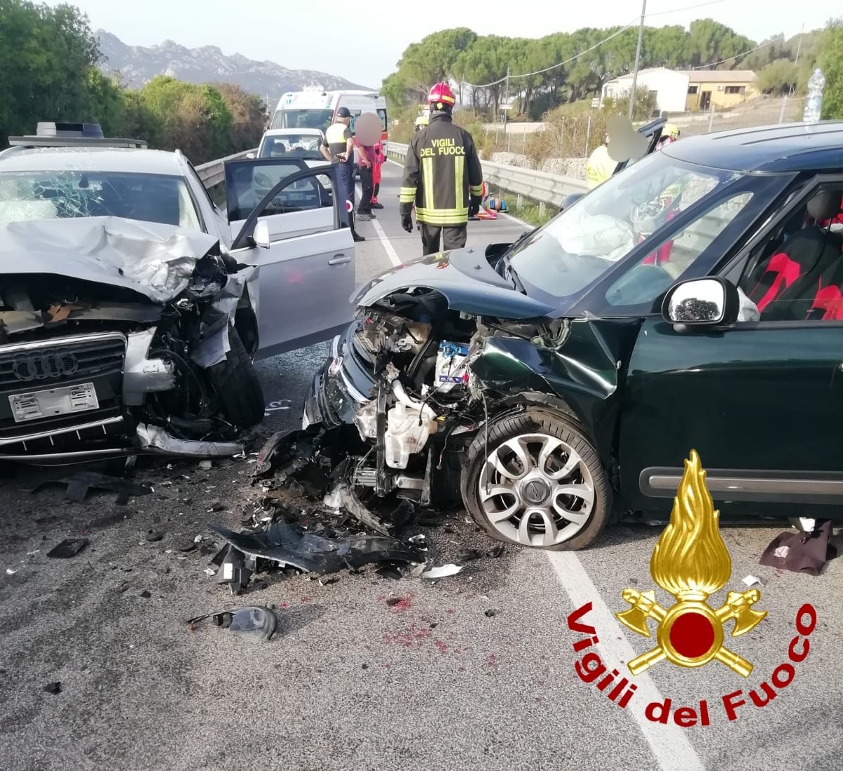 Frontale sulla strada per il mare in Sardegna, una donna incinta estratta dalle lamiere