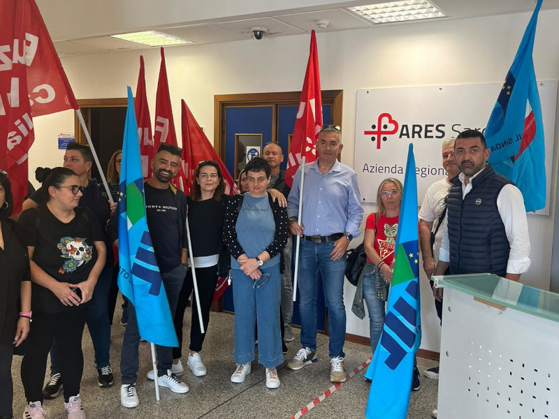 Blitz dei lavoratori delle Rsa di Selargius e Capoterra all’Ares: “Basta stipendi in ritardo e da fame”