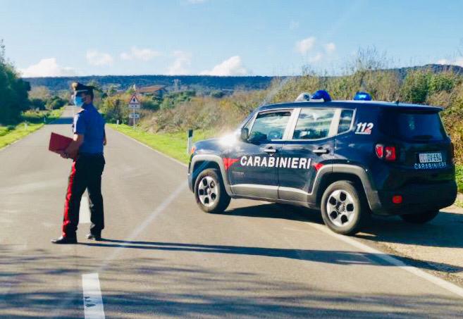 Follia a Villasimius, ubriaco semina il panico nel salone di un parrucchiere e aggredisce i carabinieri: africano nei guai