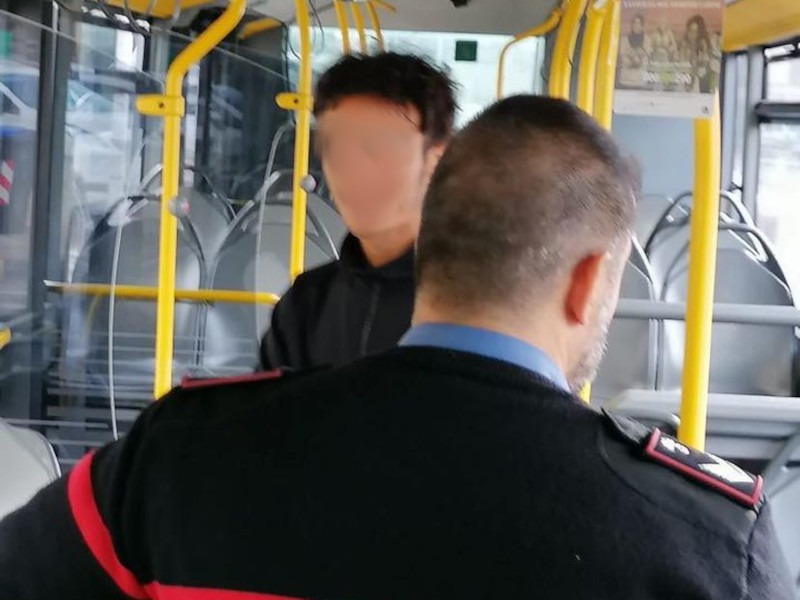 Picchiava passanti e passeggeri senza motivo, arrestato a Sassari un algerino di 19 anni