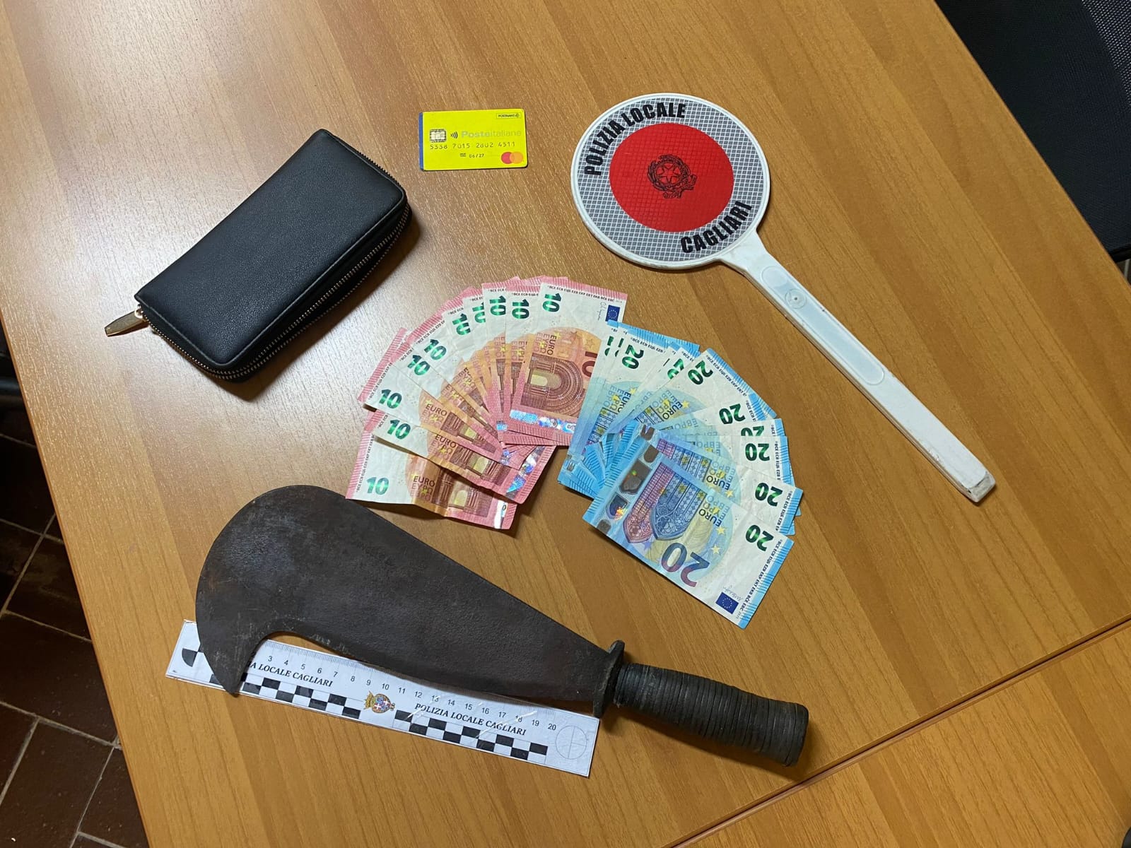 Cagliari, fugge contromano in scooter: pluripregiudicato positivo al Covid trovato con soldi e roncola