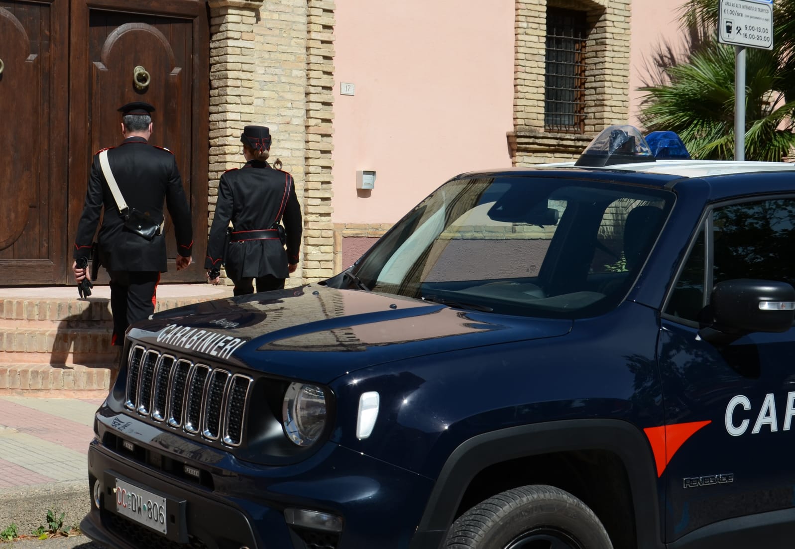 Monserrato, sfonda la vetrata della casa dell’ex per chiederle di tornare insieme