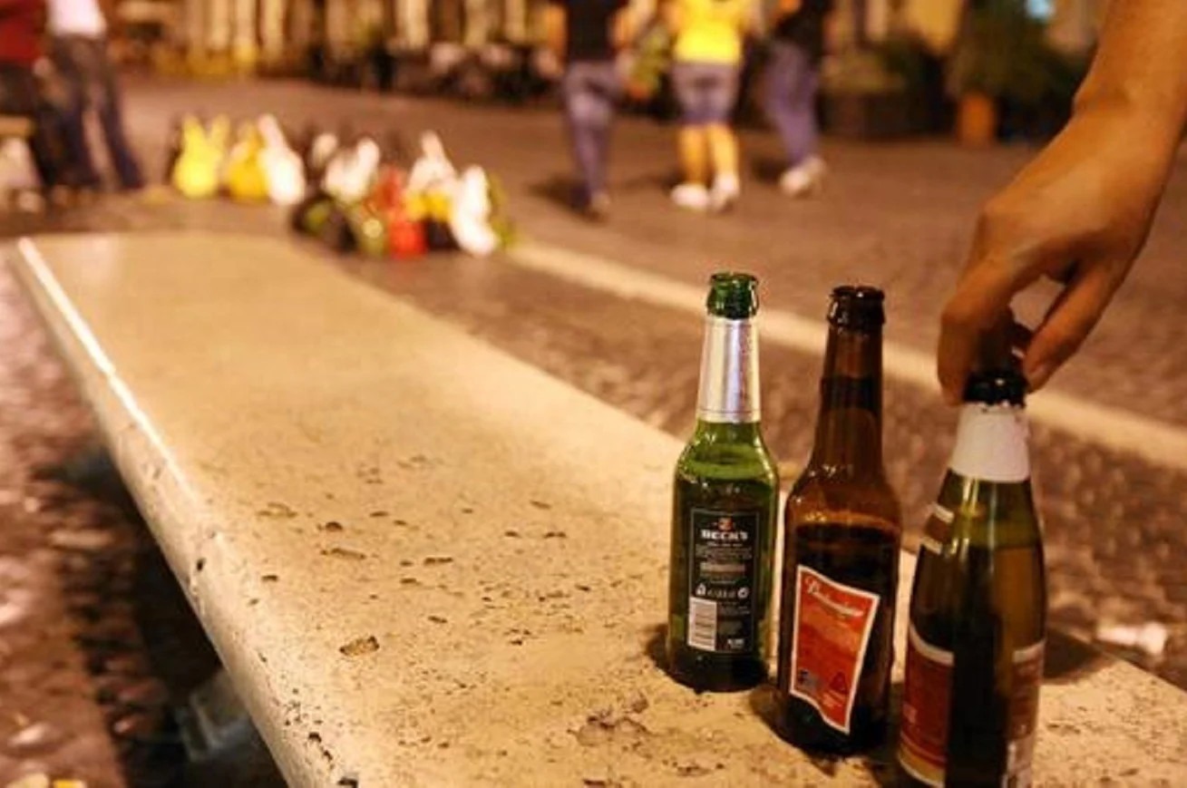 Sicurezza a Cagliari, la linea dura del Comune: vietato bere la birra sulle panchine in piazza