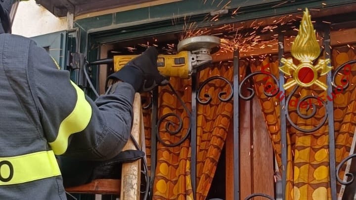 Anziano e solo cade in casa e lancia l’sos: salvato dai vigili del fuoco