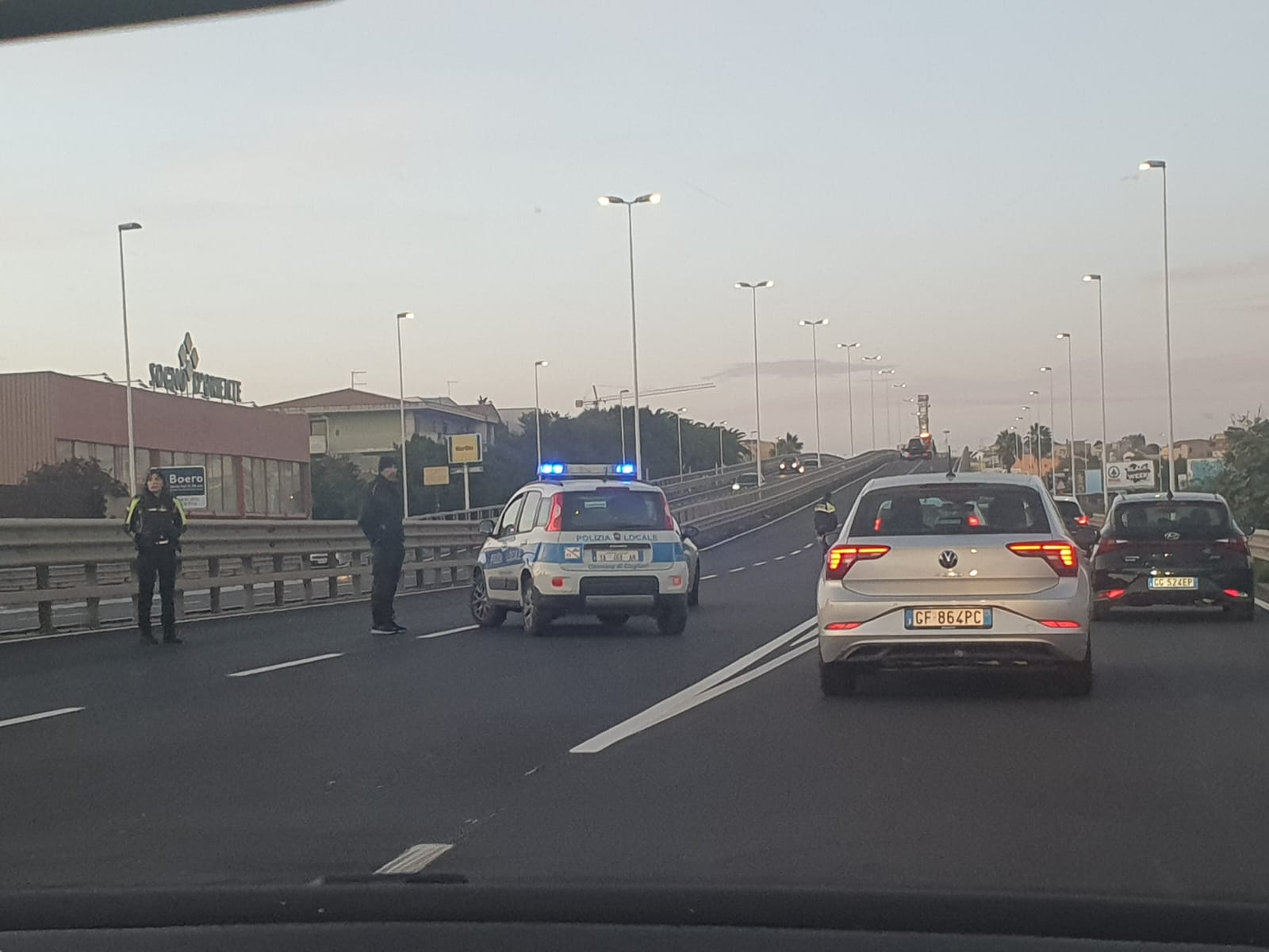 Cagliari, tamponamento sull’asse mediano con 3 auto coinvolte: 3 feriti e traffico in tilt