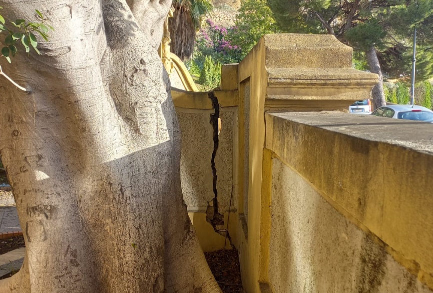 Cagliari, muro dell’Università rischia di crollare in via Porcell: strada chiusa e traffico in tilt in centro