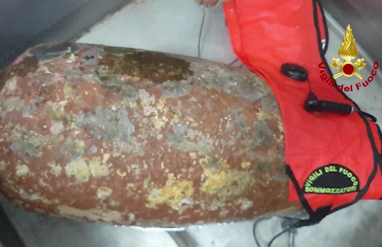 Cagliari, vigili del fuoco ripescano un’anfora antica a 40 metri durante un’esercitazione in mare