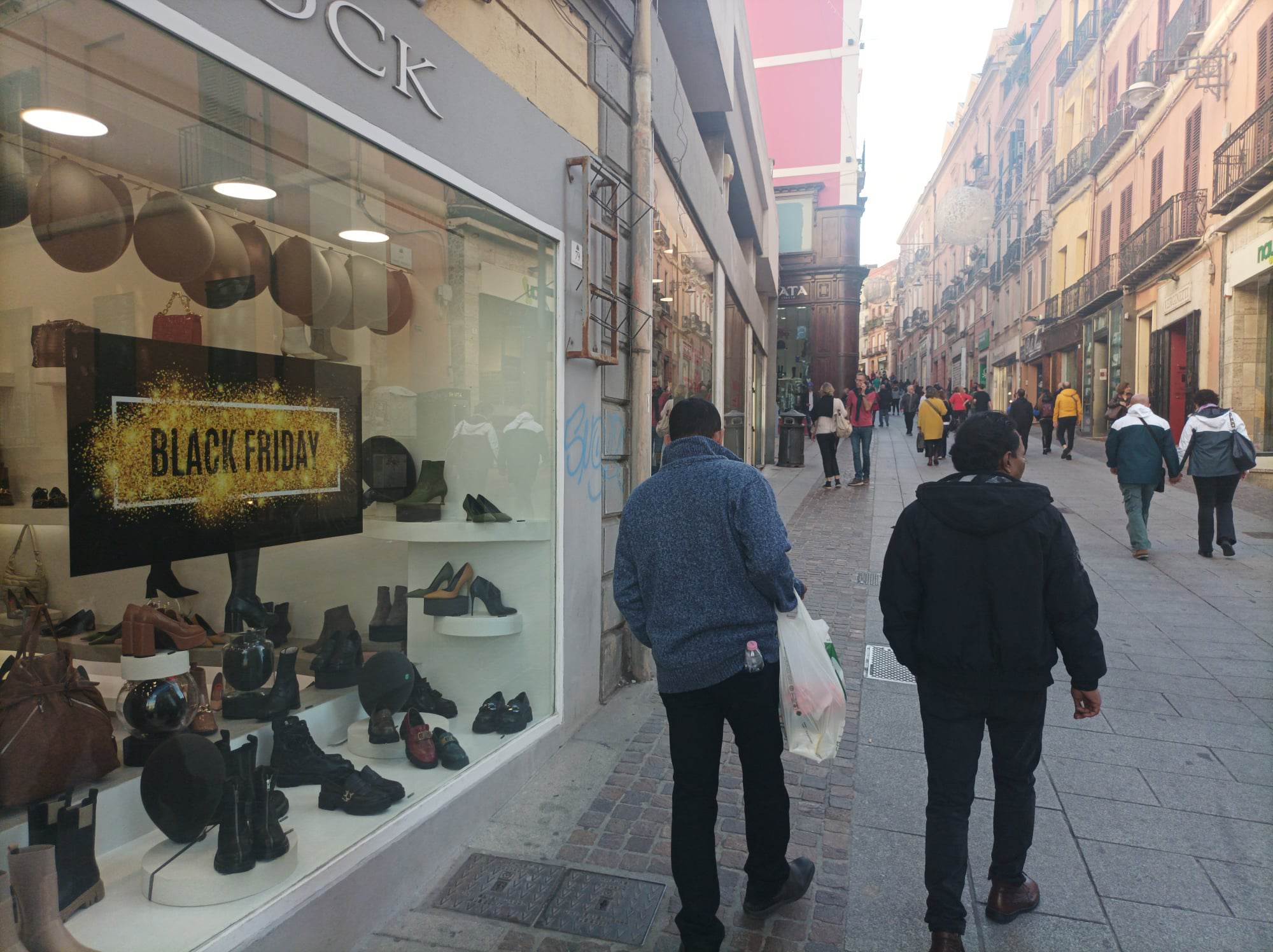 A Cagliari un Black Friday senza boom, nessun assalto ai negozi nonostante gli sconti pazzi
