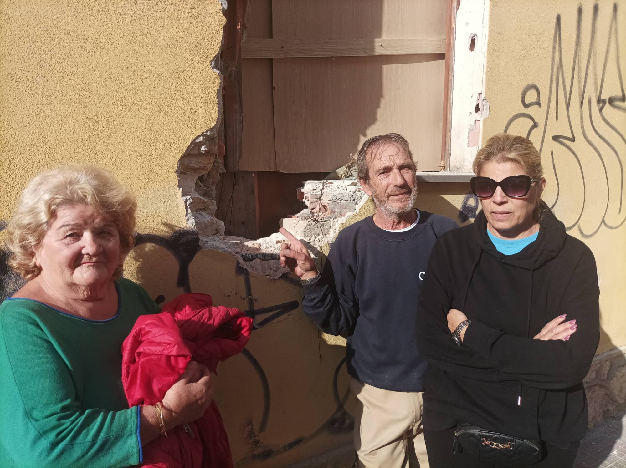 Cagliari, i gestori della casa colpita dalla bomba carta: “Stavano cercando qualcun altro”