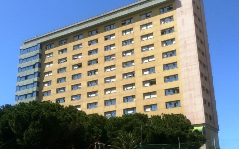 Cagliari, donna tenta di buttarsi dalla Casa dello studente: salvata da un vigilante