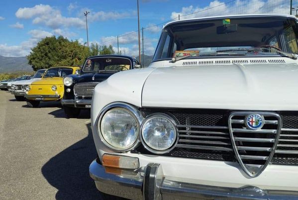 Grande successo per il raduno di veicoli storici a Musei, le auto d’epoca incantano ancora