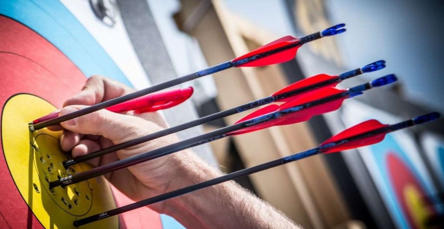 Incredibile a Genova: scaglia una freccia dalla finestra e ammazza un uomo