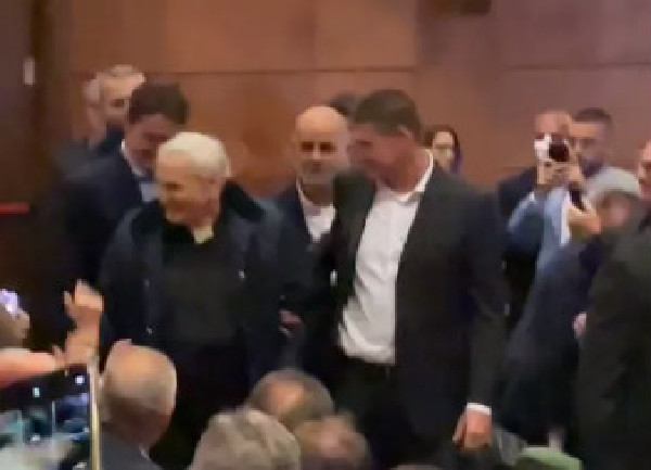 Cagliari, accoglienza da star per Gigi Riva alla prima del “suo” film (VIDEO)