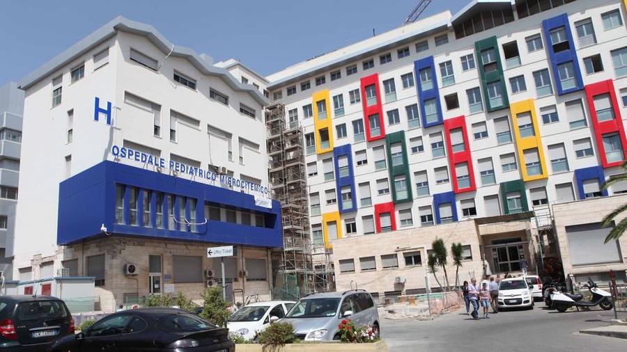 Cagliari, caos totale e dipendenti stremati al Microcitemico: “Non c’è programmazione”