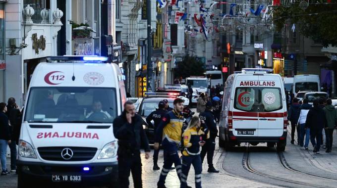 Attentato a Istanbul, 6 morti e 81 feriti: l’ombra di una donna kamikaze dietro l’esplosione