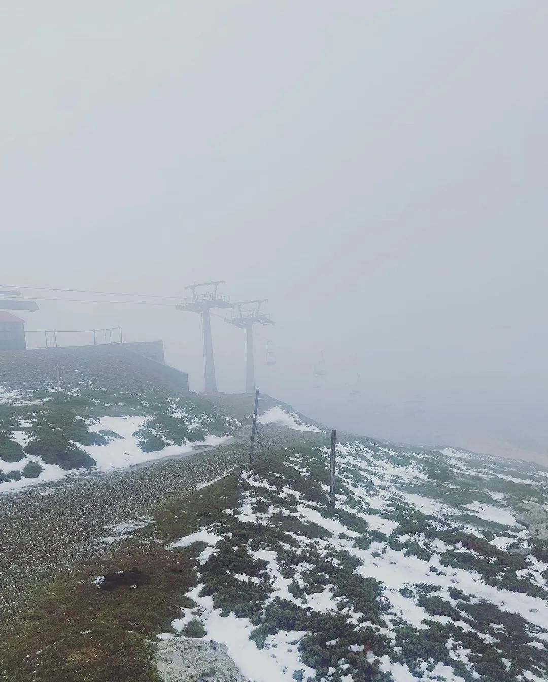 Sardegna, i primi fiocchi di neve sul Bruncuspina mentre a Cagliari e Sassari l’autunno non decolla