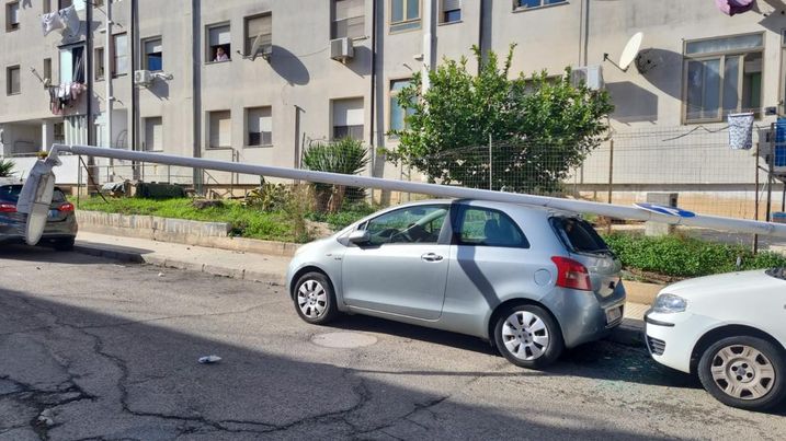 Maltempo a Cagliari, a Santa Teresa un palo crolla e si schianta contro un’auto in sosta (VIDEO)
